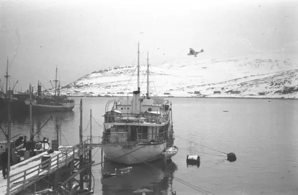 Hospitalskipet Elieser med lege og sykepleier ligger til kai i Hammerfest 1945