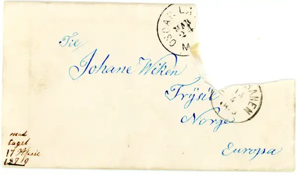 Konvolutt med blå skift. På konvolutten står det "Til Johanne Wiken, trysil, Norge, Europa". Frimerket er revet av, 
