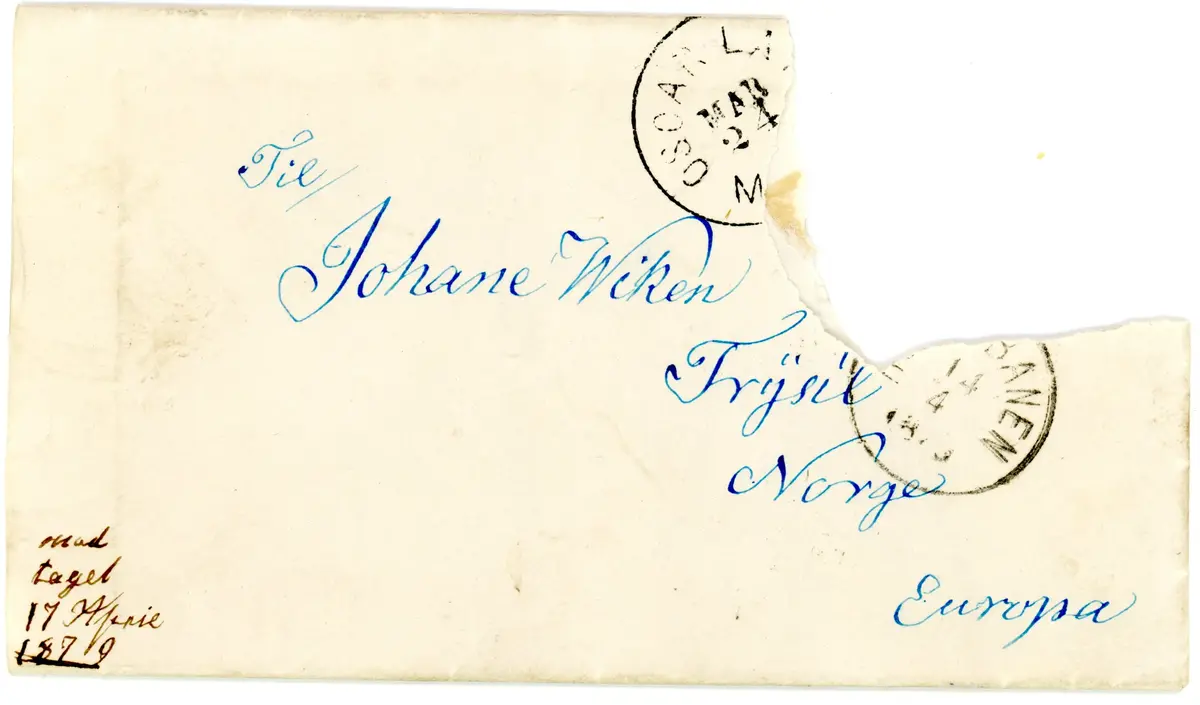 Konvolutt med blå skift. På konvolutten står det "Til Johanne Wiken, trysil, Norge, Europa". Frimerket er revet av, 