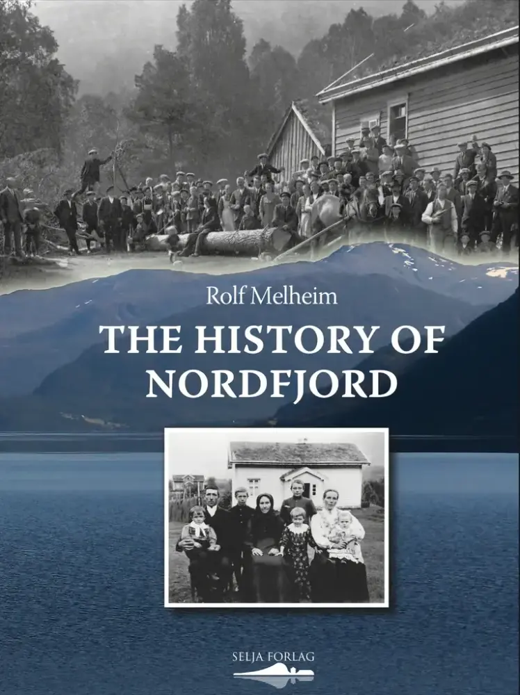 Bokforside The History of Nordfjord av Rolf Melheim. Nederst et bilde av vann med fjell i bakgrunn. Øverst et historisk bilde av mange menn ved en stor tømmerstokk foran to trebygninger. Innfelt nederst et historisk bilde av en familie foran et hus.