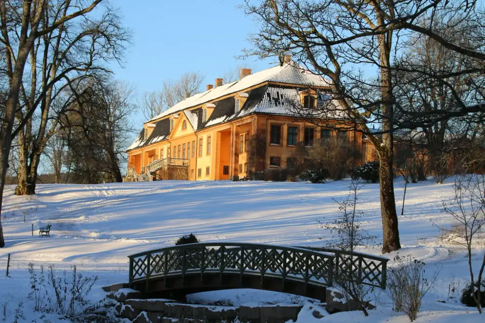Hovedbygnigen på Bogstad i vinterdrakt. 