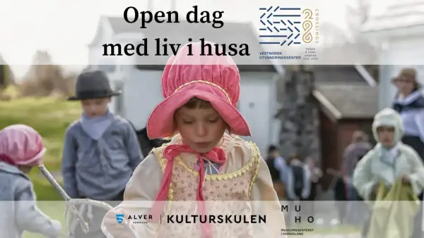 Barn i tidsriktige klær blant husa på prærien. Open dag med liv i husa, Vestnorsk Utvandringssenter i samarbeid med Alver kulturskule