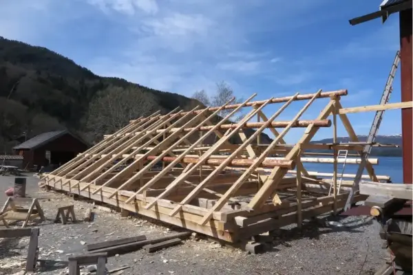 Tak til brygge, reisverk, ligger på bakken