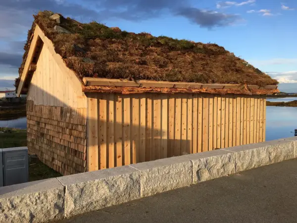 Ferdig naust i stavlinemetode. Her vises torvtekket tak og spondekt vegg