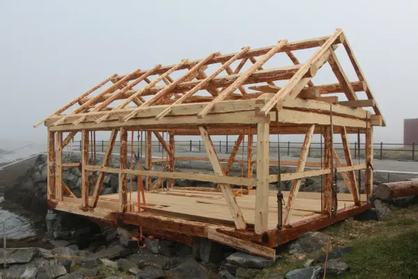 Naust under oppføring, her vises reisverk i stavlinemetode