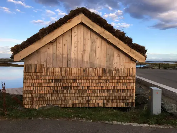 Ferdig naust. Detaljbilde av stikkspon som blir spikret på den ene kortveggen.