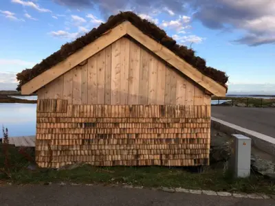 Ferdig naust. Detaljbilde av stikkspon som blir spikret på den ene kortveggen.