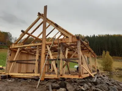 Naust under oppføring, kun reisverk
