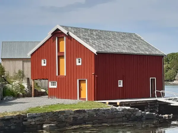 Ferdig bygg, rødmalt med gule dører og hvite karmer
