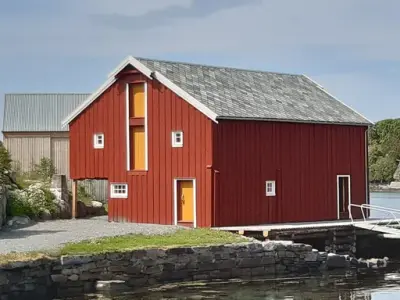 Ferdig bygg, rødmalt med gule dører og hvite karmer