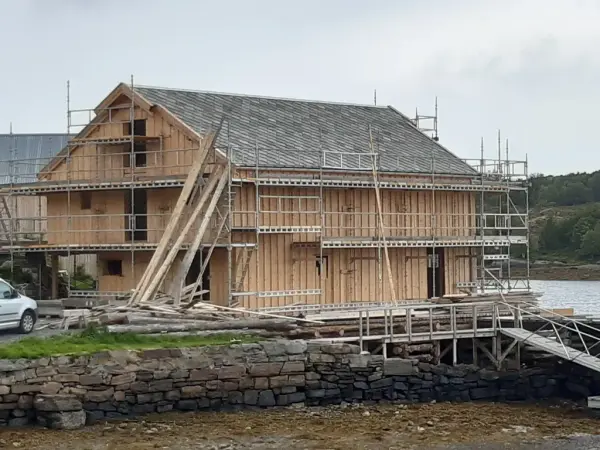 Bygget under oppføring omgitt av stillas