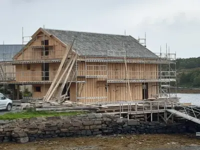 Bygget under oppføring omgitt av stillas