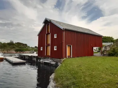 Ferdig brygge med gule dører og hvite karmer. 