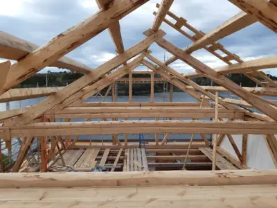 Brygge under konstruksjon, bildet er tatt fra inne høyt i bygget