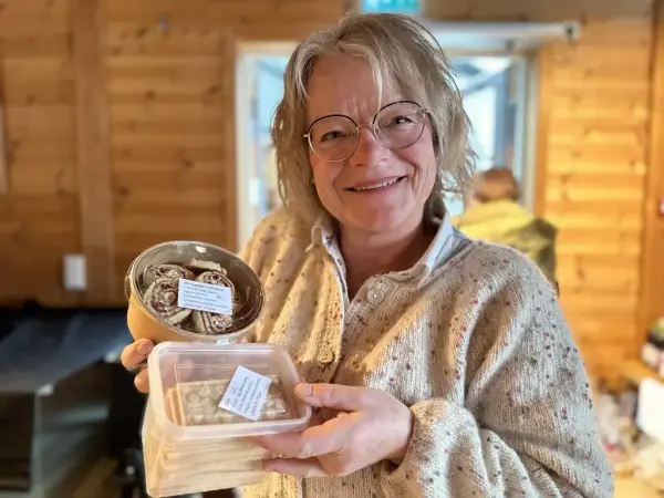 Jul på tunet. Marit Tordhol sel julebakst. 