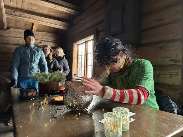 Jul på tunet. Erland Hareland spelar spåkjerring. 