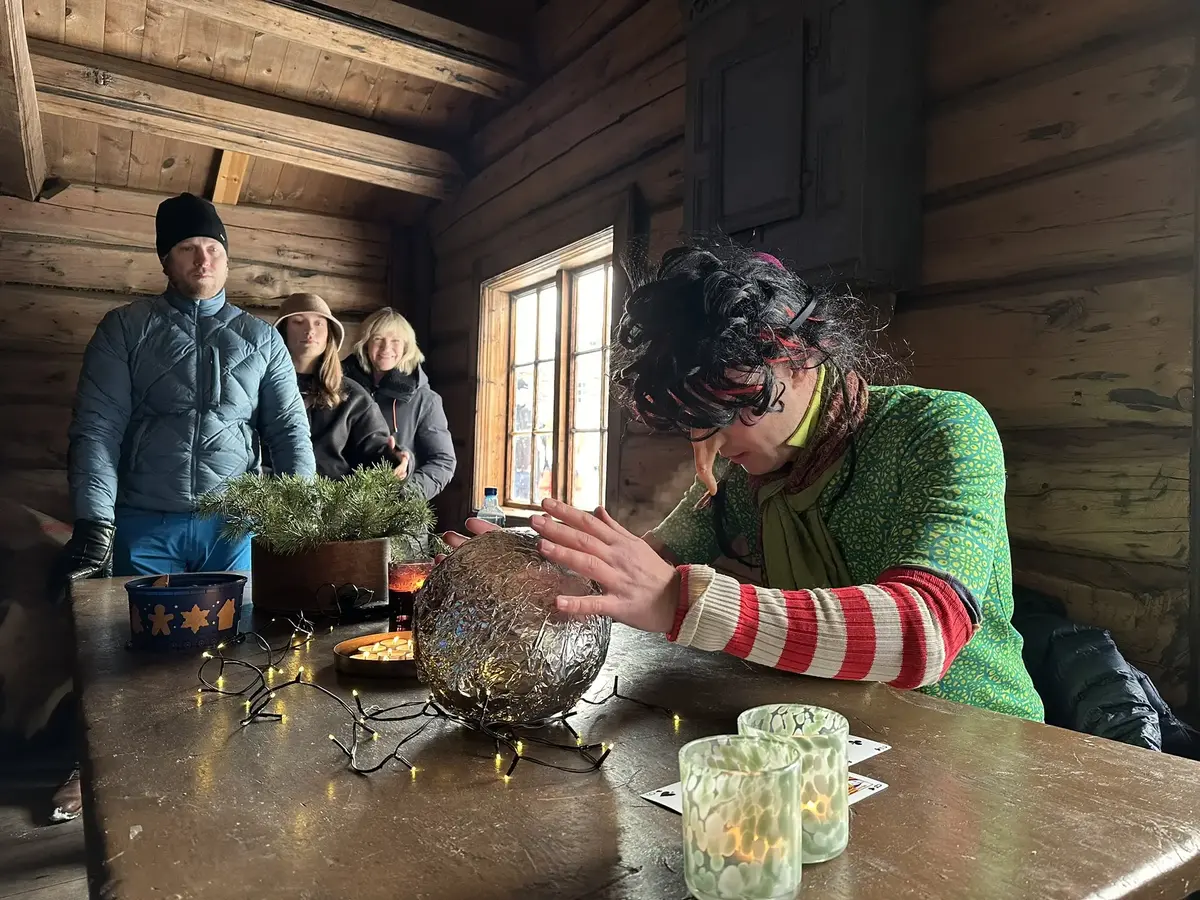 Jul på tunet. Erland Hareland spelar spåkjerring. 