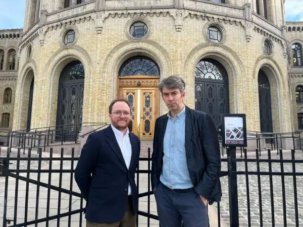 Bilete av Olav Øyehaug Opsvik og Svein Olav Langåker framfor Stortinget