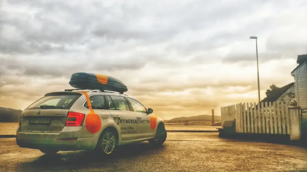Foto av bil med logoen til Nynorskstafetten