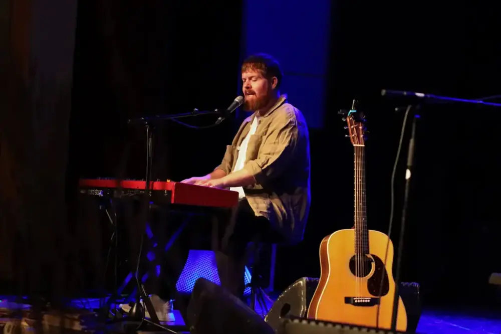 Utøvaren Kristian Kristensen syng og spelar på scena.