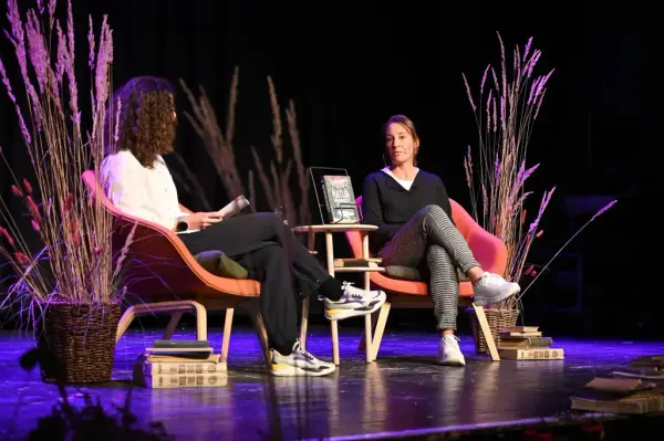 To personar i samtale på scenen