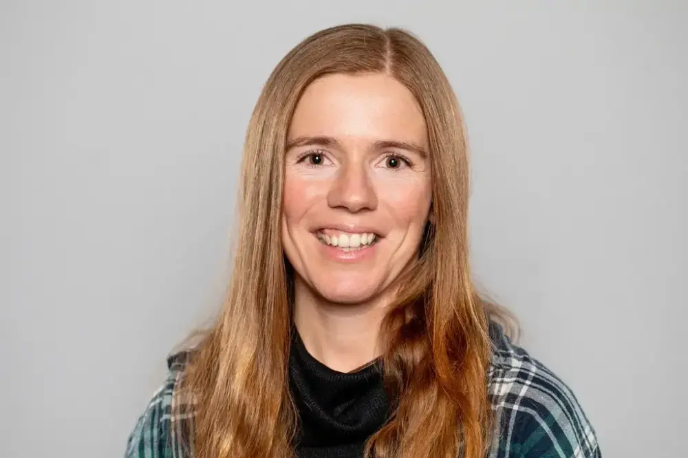 Portrettfoto av ei kvinne med langt brunt hår