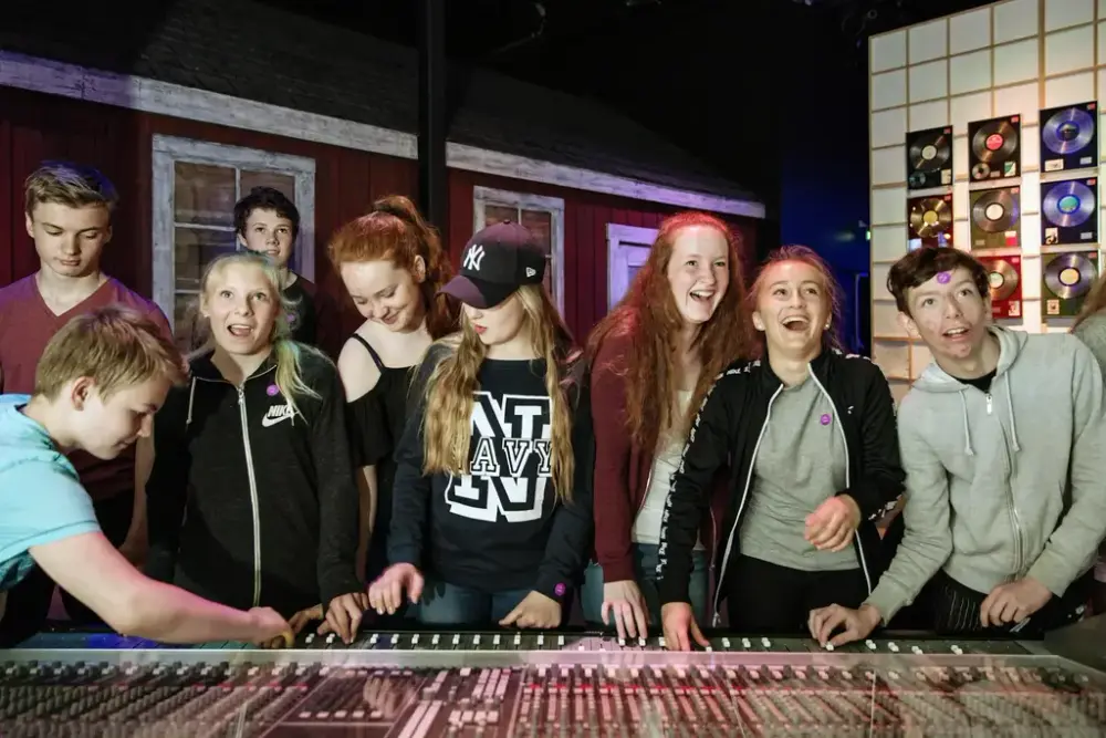 Skoleklasser fra hele landet kan fra 1. september bestille gratis undervisningstilbud på Rockheim