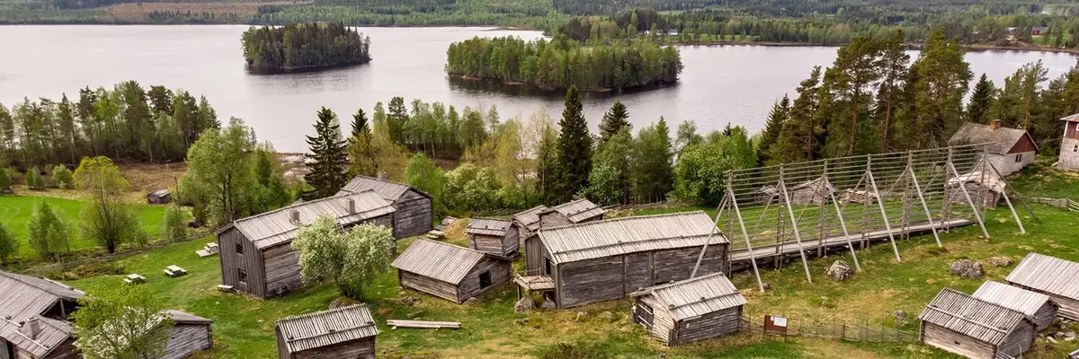 Gammelgården ligger mycket naturskönt med en vidsträckt utsikt över Myckelgensjösjön. Den är unik med alla bevarade byggnader, ca 30 timrade hus med olika funktioner.