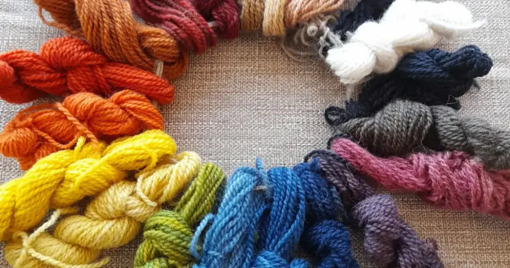 Fargepallett som viser alle farger de kunne lage av plantefarging i jernalderen.Gult, orange, brunt, beige, hvitt, svart og rosa er noen av fargene