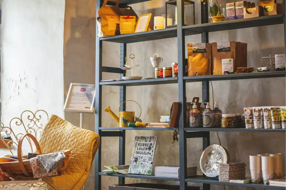 Foto av en butikkhylle med ulike