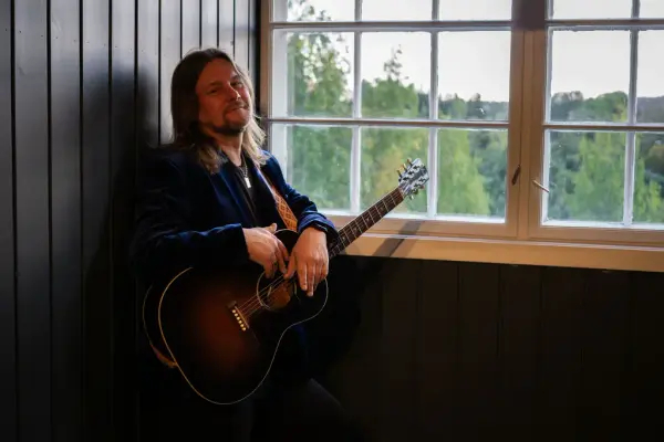 Frode Johansen, med gitaren