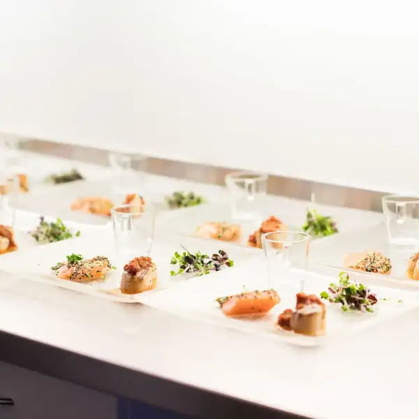 Forretter står plassert på et hvitt bord.