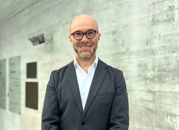 Portrett av Jan Olav Baarøy som smiler og ser rett i kamera