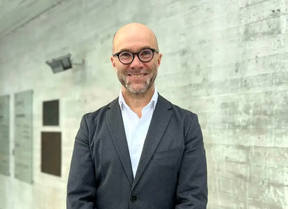 Portrett av Jan Olav Baarøy som smiler og ser rett i kamera