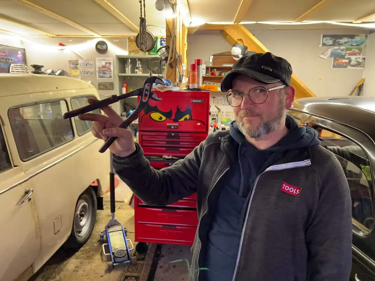 Sinnamekker´n Ståle Eskeland i bilverkstad med verktøy i handa.