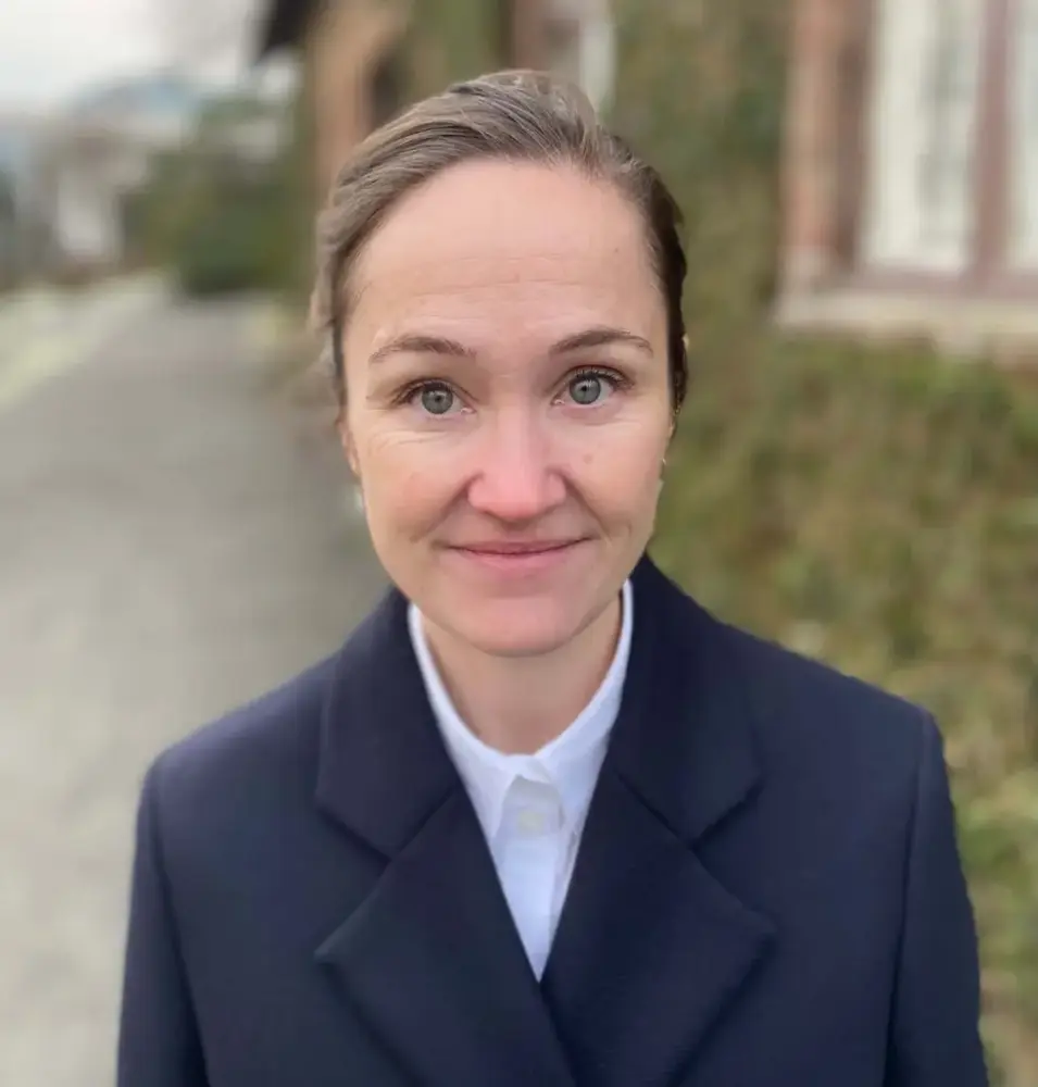 Portrett av Irene Hareide som ser rett i kamera 