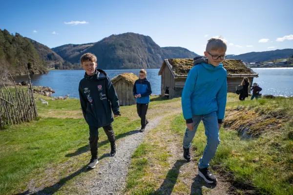 I tunet kan vi også legge til rette for leik. På fine dagar er det flott å nyte lunsjen ute. (Det er ikkje tillate med grill eller open eld i friluftsmuseet.)