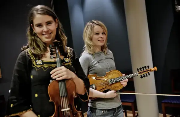 Una og Silje med kvar si fele 