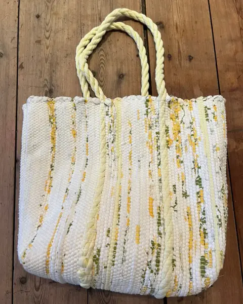 Veske som er vevd av gamalt sengetøy 