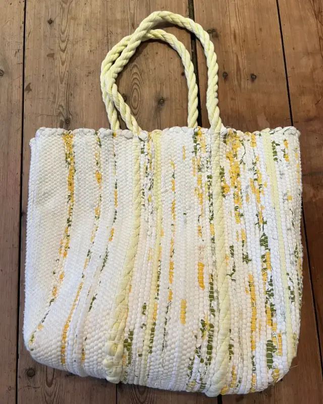 Veske som er vevd av gamalt sengetøy 