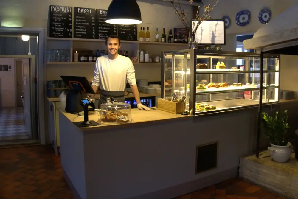 Mann bak disken i Kafe Grevinnen på Bogstad. 
