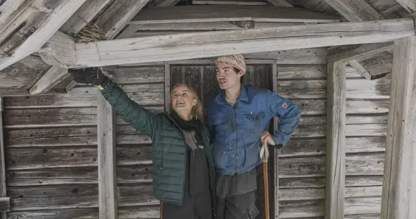 Agnes og Lage foran eit av dei gamle husa