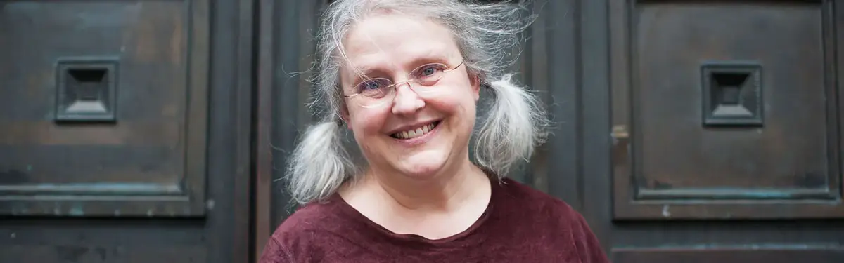 Portrett av Gro Dahle som smiler og ser i kamera.