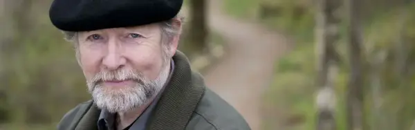 Portrett av Helge Torvund med natur i bakgrunnen.