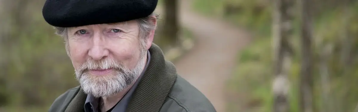 Portrett av Helge Torvund med natur i bakgrunnen.