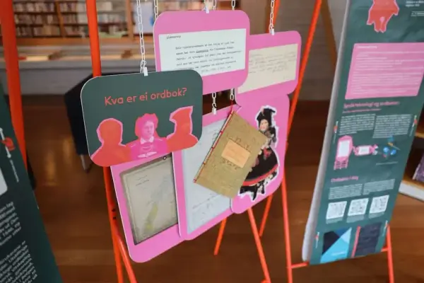 Detaljar frå utstillinga kva er ei ordbok