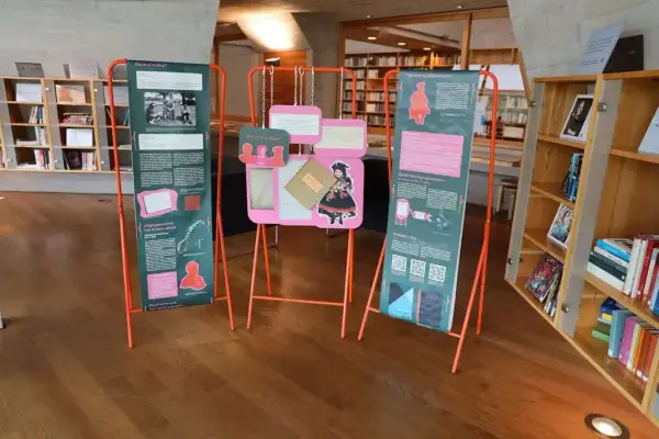 Detaljar frå utstillinga kva er ei ordbok