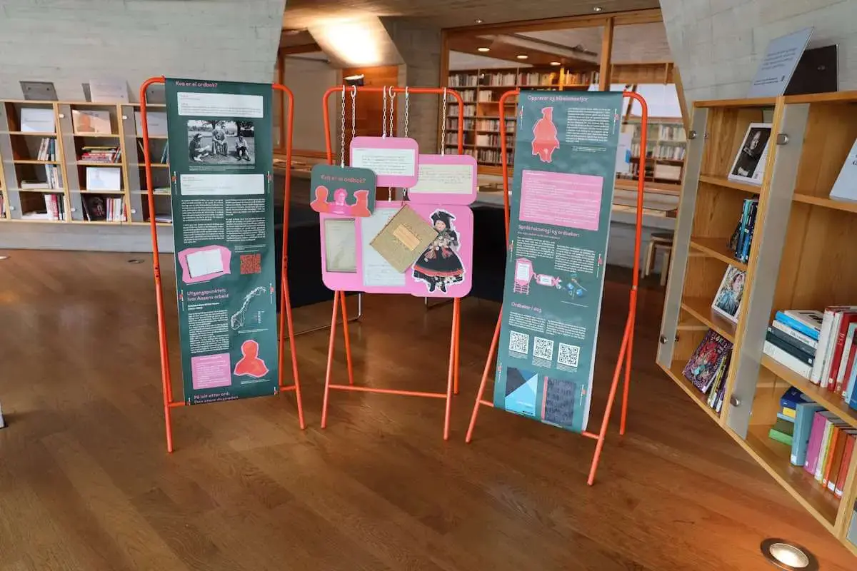 Detaljar frå utstillinga kva er ei ordbok