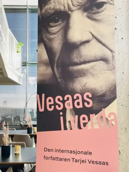 Frå utstillinga Vesaas i verda. Banner med portrett av Vesaas.