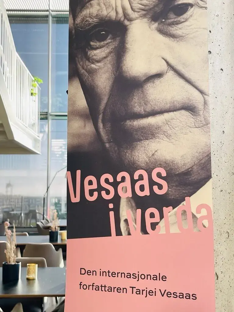 Frå utstillinga Vesaas i verda. Banner med portrett av Vesaas.